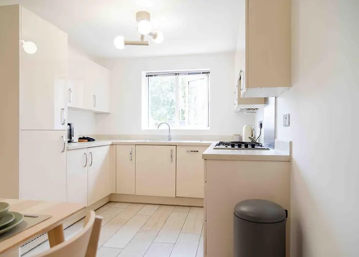 S Veranda - Near Lidl & Bus -4 Bed 6 Sleep *