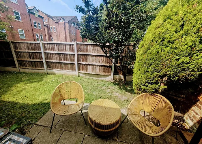 Detached House With Gated Parking In Whalley Range, Near Centre マンチェスター