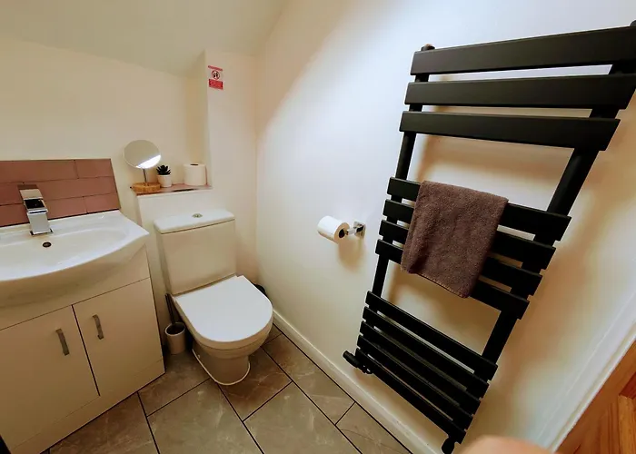 ヴィラ Detached House With Gated Parking In Whalley Range, Near Centre