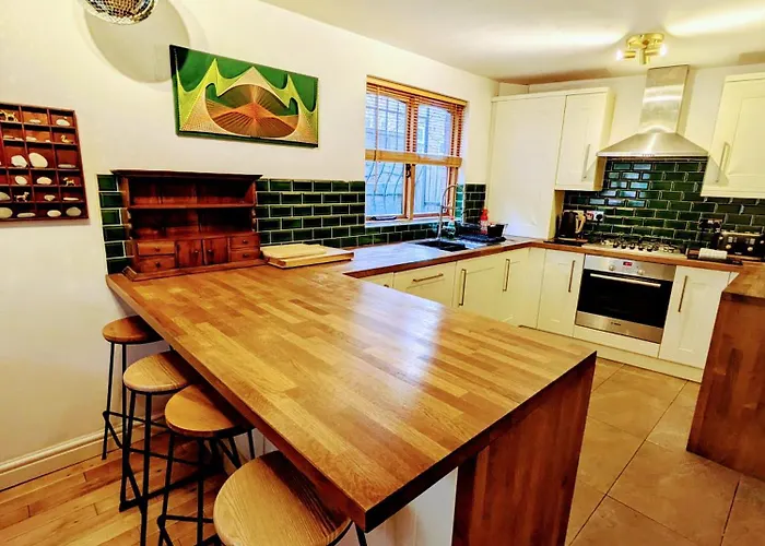 Detached House With Gated Parking In Whalley Range, Near Centre