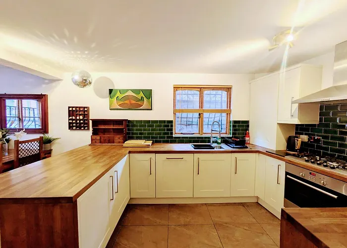 Detached House With Gated Parking In Whalley Range, Near Centre ヴィラ *