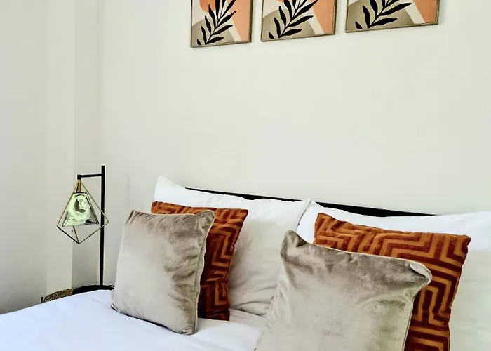 Apartament Elite Service 5min To Tram, Direct To Manchester, 5 Min Drive To High Street & M60 J17