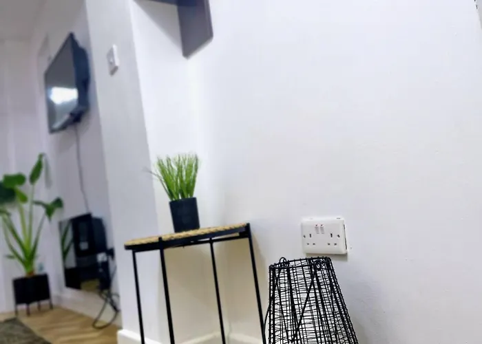 Elite Service 5min To Tram, Direct To Manchester, 5 Min Drive To High Street & M60 J17 *