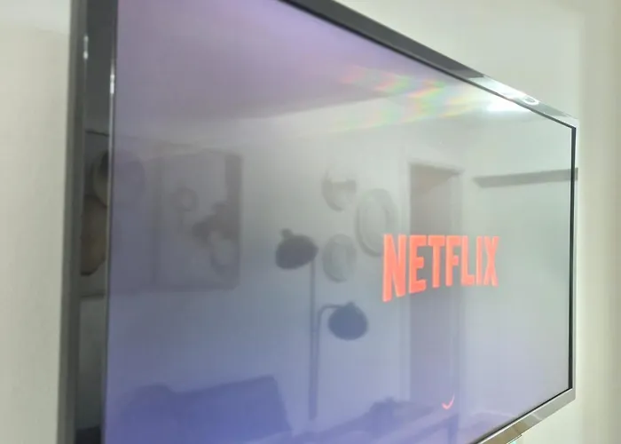 Apartament Elite Service 5min To Tram, Direct To Manchester, 5 Min Drive To High Street & M60 J17 *