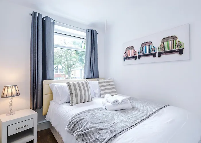 Spacious 3bed In Stretford, Sleeps 6, Parking