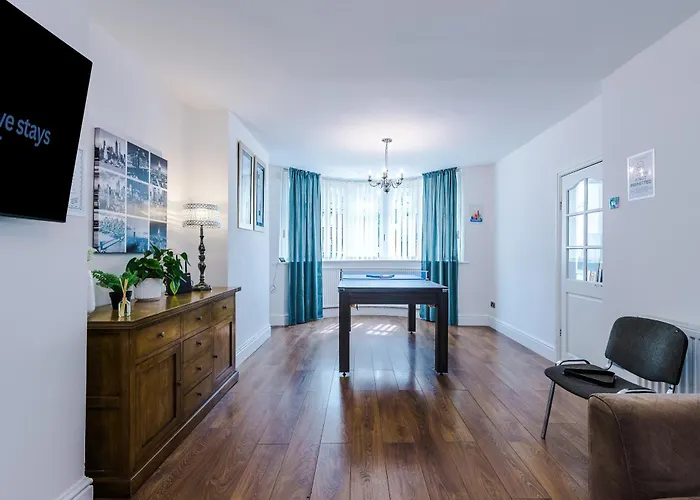 Spacious 3bed In Stretford, Sleeps 6, Parking Hébergement de vacances