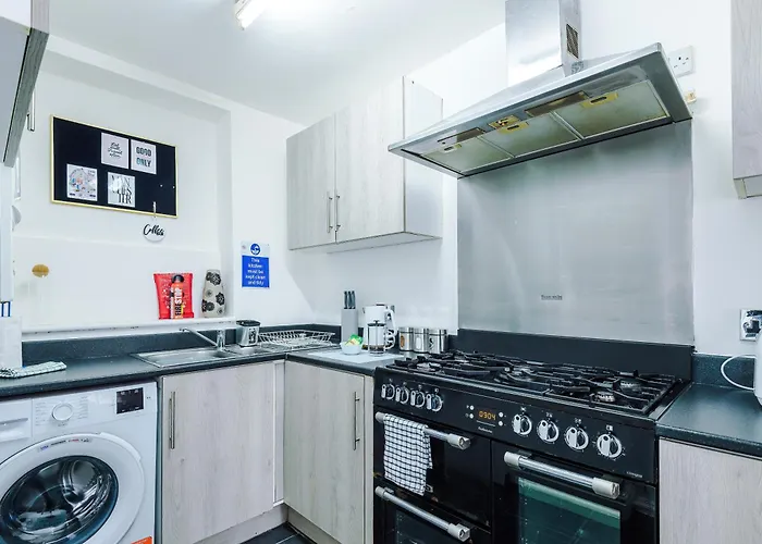 Spacious 3bed In Stretford, Sleeps 6, Parking *