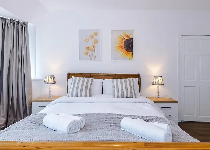 Spacious 3bed In Stretford, Sleeps 6, Parking