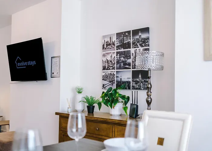 Spacious 3bed In Stretford, Sleeps 6, Parking