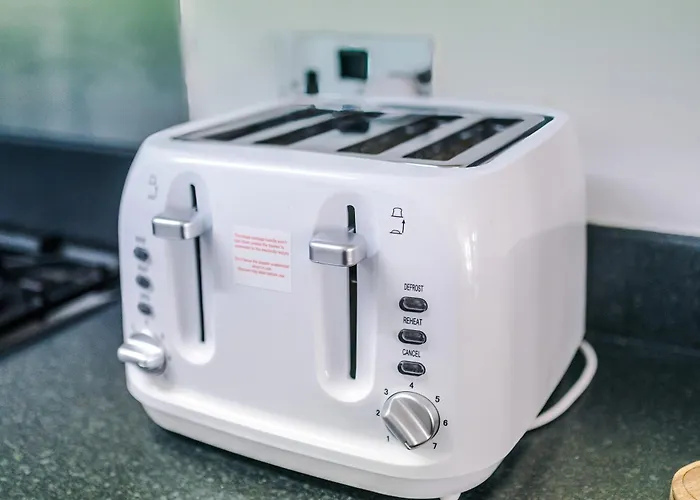 Spacious 3bed In Stretford, Sleeps 6, Parking