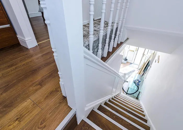 Spacious 3bed In Stretford, Sleeps 6, Parking