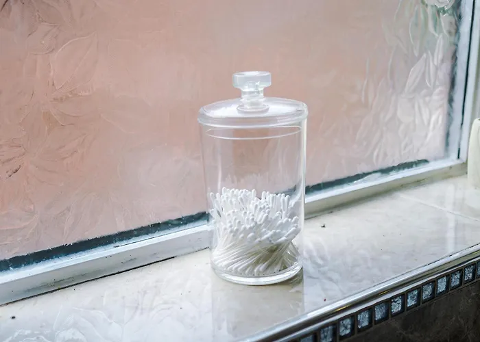 Spacious 3bed In Stretford, Sleeps 6, Parking *