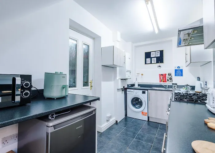 Spacious 3bed In Stretford, Sleeps 6, Parking * Manchester