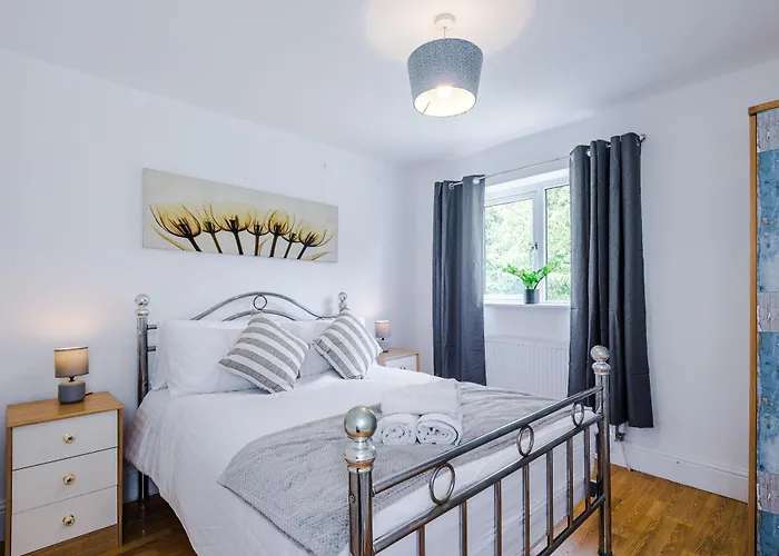 Hébergement de vacances Spacious 3bed In Stretford, Sleeps 6, Parking