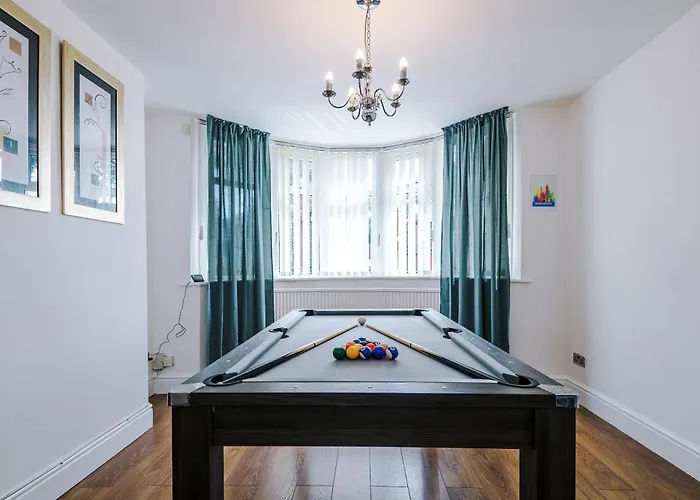 Spacious 3bed In Stretford, Sleeps 6, Parking Manchester