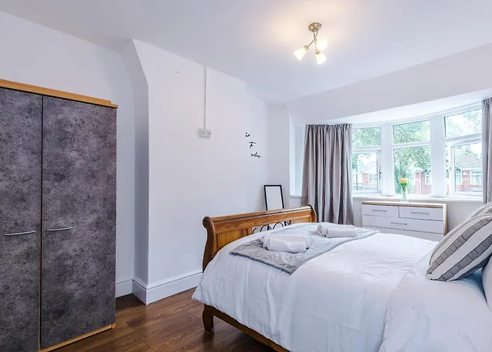 Spacious 3bed In Stretford, Sleeps 6, Parking Hébergement de vacances Manchester