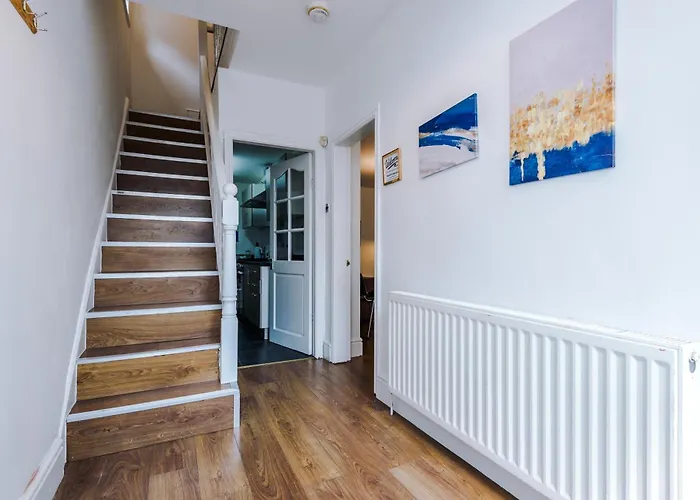 Spacious 3bed In Stretford, Sleeps 6, Parking Manchester