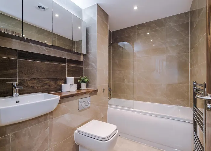 Big Mcr 5-bedroom Contractor House Sleeps 8 With Parking By Purestay 맨체스터