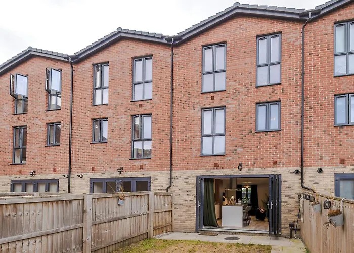 펜션 Big Mcr 5-bedroom Contractor House Sleeps 8 With Parking By Purestay *