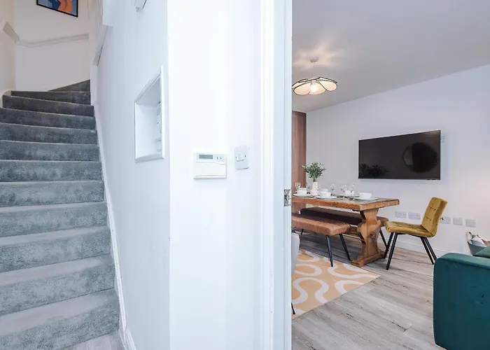 펜션 Big Mcr 5-bedroom Contractor House Sleeps 8 With Parking By Purestay 맨체스터