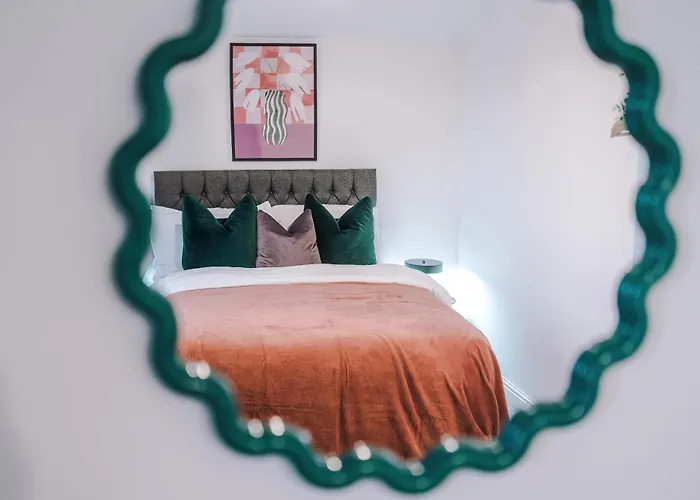 Big Mcr 5-bedroom Contractor House Sleeps 8 With Parking By Purestay *