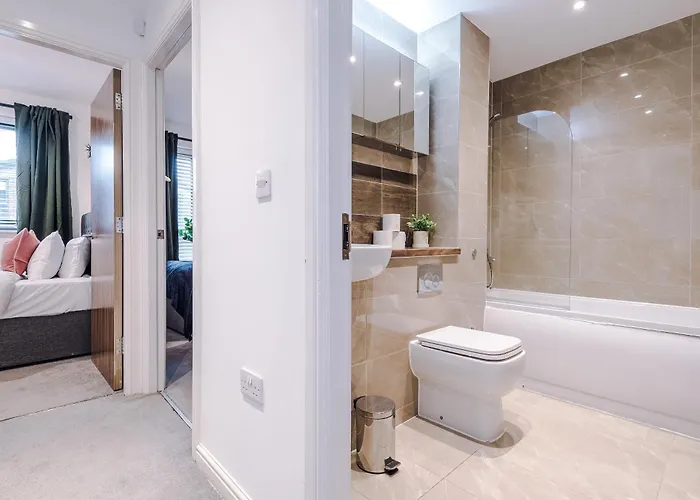 Big Mcr 5-bedroom Contractor House Sleeps 8 With Parking By Purestay 펜션