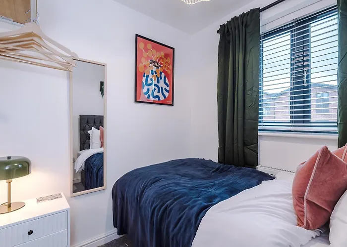 Big Mcr 5-bedroom Contractor House Sleeps 8 With Parking By Purestay