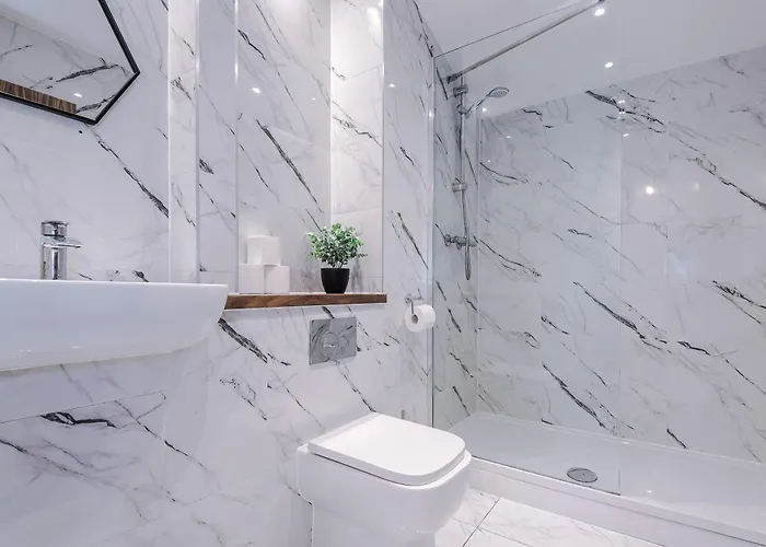 Big Mcr 5-bedroom Contractor House Sleeps 8 With Parking By Purestay 펜션