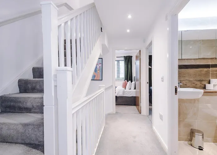 Big Mcr 5-bedroom Contractor House Sleeps 8 With Parking By Purestay 펜션 맨체스터