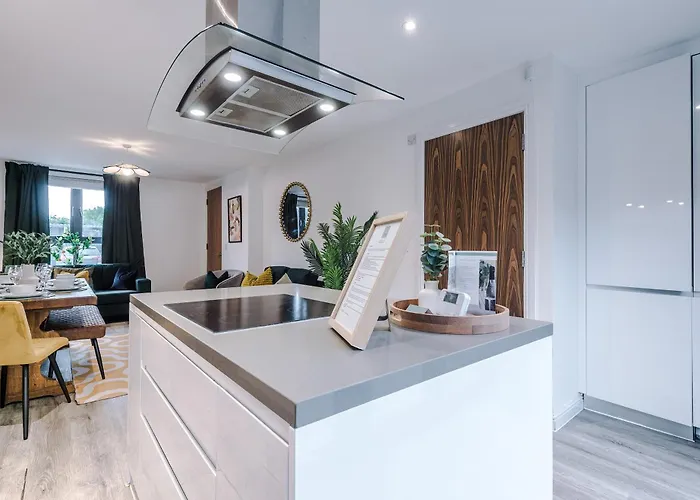 Big Mcr 5-bedroom Contractor House Sleeps 8 With Parking By Purestay *