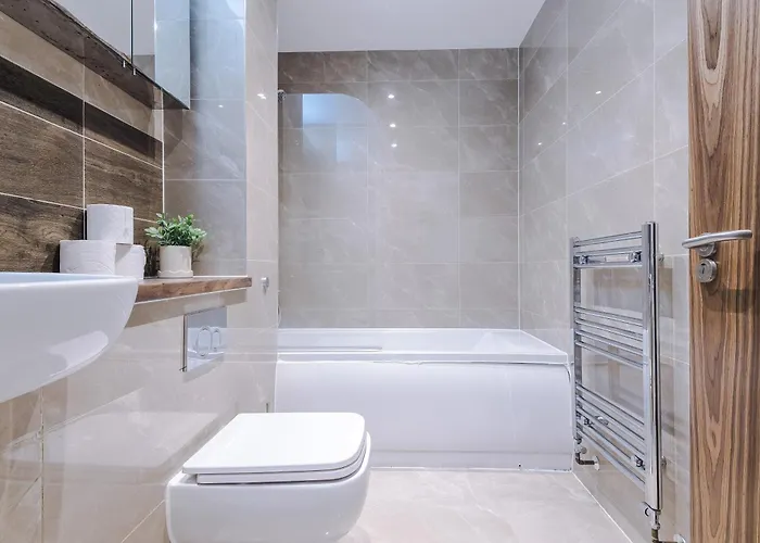 펜션 Big Mcr 5-bedroom Contractor House Sleeps 8 With Parking By Purestay *