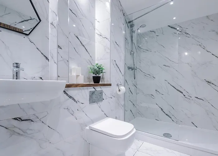 펜션 Big Mcr 5-bedroom Contractor House Sleeps 8 With Parking By Purestay 맨체스터