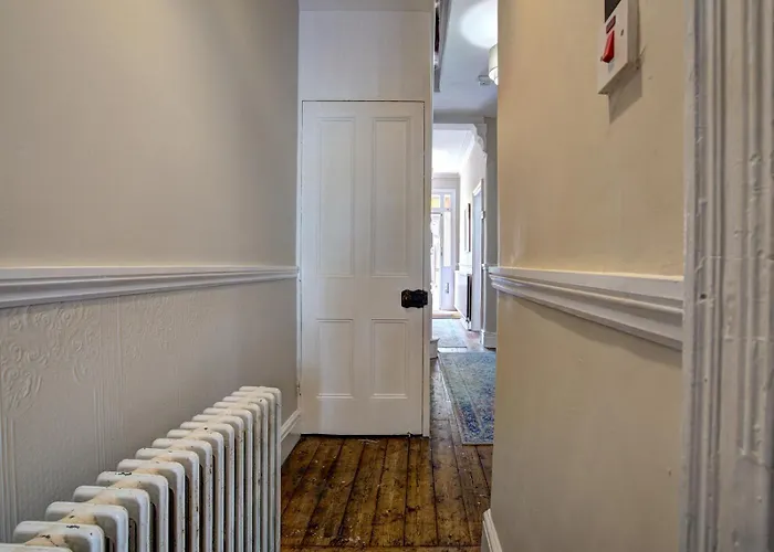 Large Victorian House In Trafford Park - Pass The Keys Манчестер