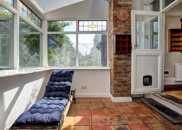 Дом отдыха Large Victorian House In Trafford Park - Pass The Keys *