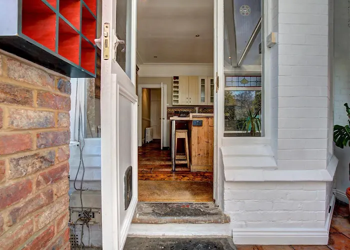 Large Victorian House In Trafford Park - Pass The Keys *