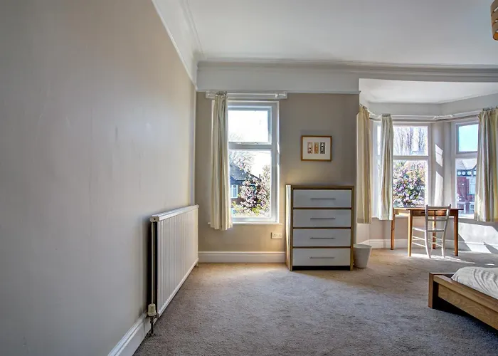 Large Victorian House In Trafford Park - Pass The Keys Манчестер