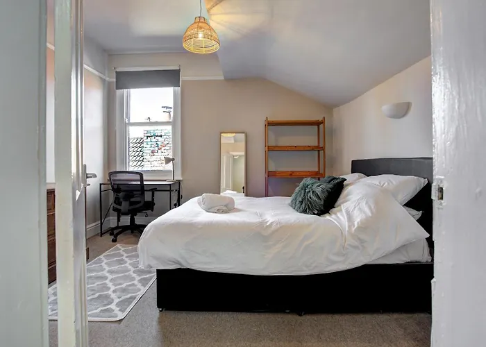 Large Victorian House In Trafford Park - Pass The Keys * Манчестер