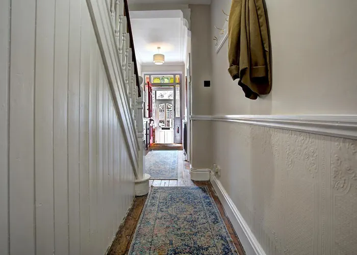 Дом отдыха Large Victorian House In Trafford Park - Pass The Keys Манчестер