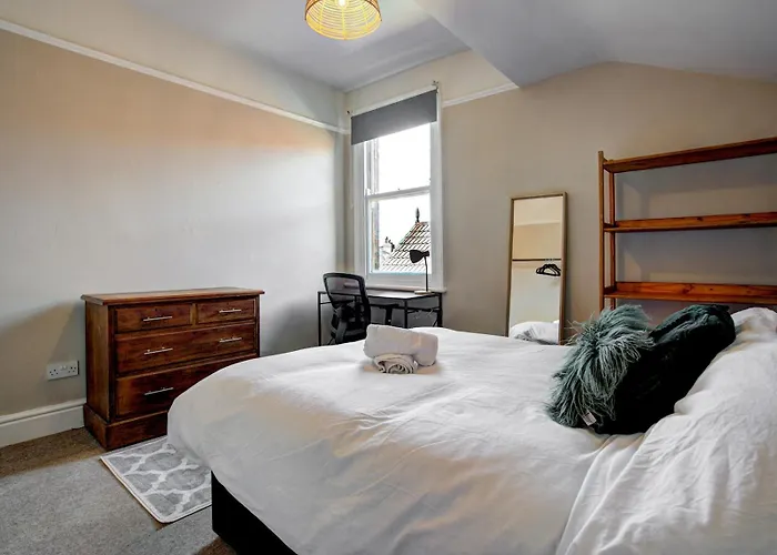 Large Victorian House In Trafford Park - Pass The Keys *