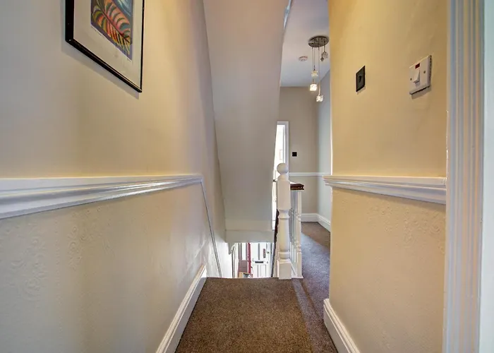 Large Victorian House In Trafford Park - Pass The Keys Дом отдыха