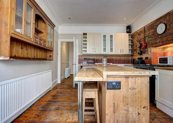 Large Victorian House In Trafford Park - Pass The Keys Дом отдыха *