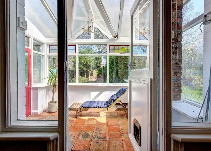 Дом отдыха Large Victorian House In Trafford Park - Pass The Keys Манчестер