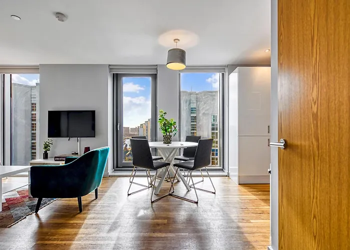 Beautiful Luxury By Media & Man Utd - Pass The Keys Μάντσεστερ