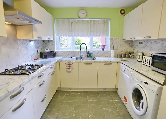 Garden Family Near By Of Salford - Pass The Keys *