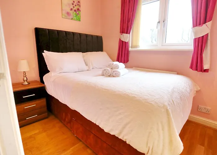 Home Base For Manchester 4 Bed-Garden-Free Parking - Pass The Keys *