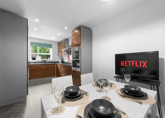 Luxury 4 Bed Home, Garden, Parking, 3 Baths