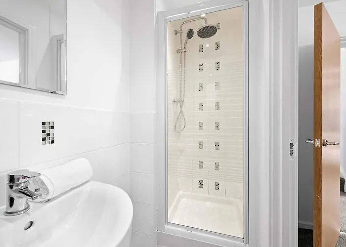 Luxury 4 Bed Home, Garden, Parking, 3 Baths * Манчестер