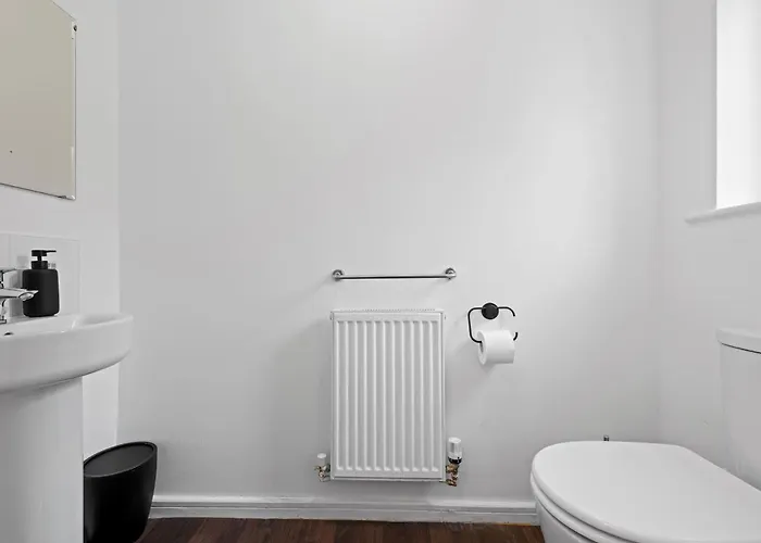 Дом отдыха Luxury 4 Bed Home, Garden, Parking, 3 Baths