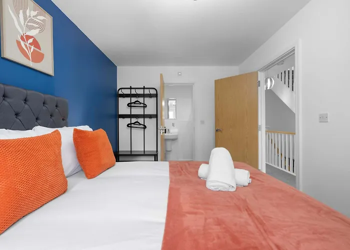 Дом отдыха Luxury 4 Bed Home, Garden, Parking, 3 Baths