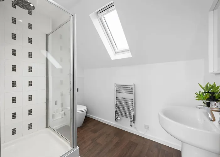 Дом отдыха Luxury 4 Bed Home, Garden, Parking, 3 Baths *